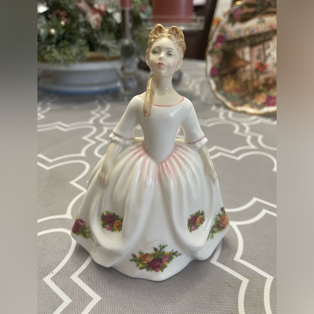 Royal Doulton lady figurine. Hn3482